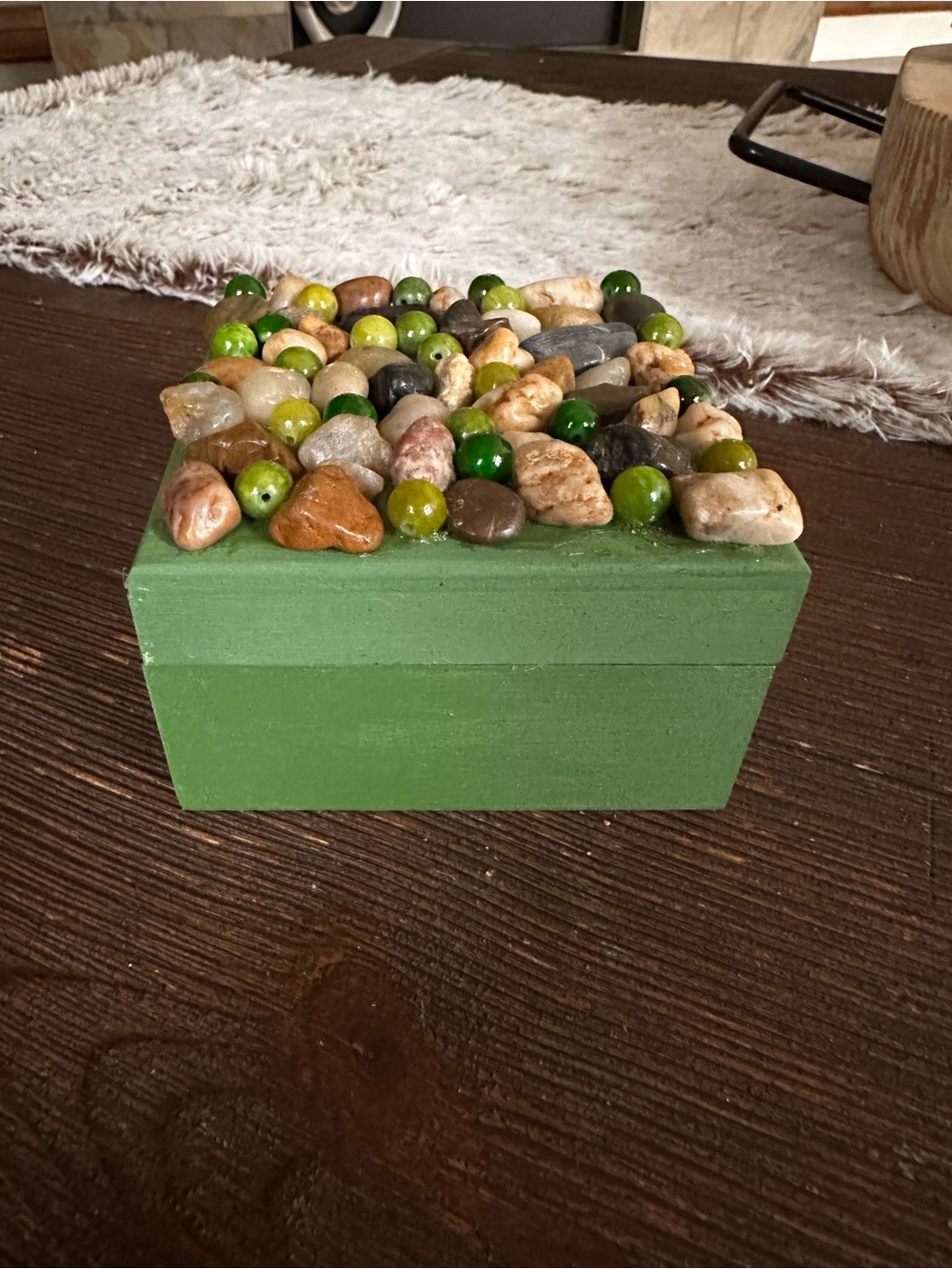 Hand crafted River Rock and green glass beaded trinket box - Picture 4 of 7